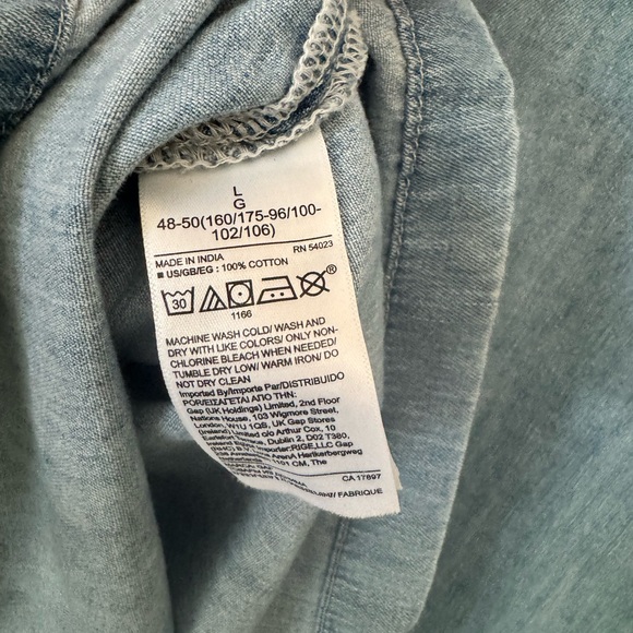 CLOSET CLEANOUT: GAP Women’s Denim Chambray V-Neck Button-Front Shirt - Size L - Picture 8 of 8